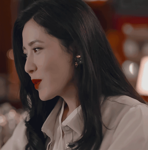 陈妍希陈妍希饰演的校花让许多男生心动,她甜美动人的梨涡笑容令人