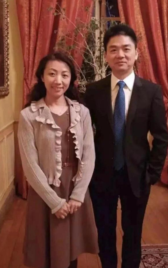 回顾刘强东把章泽天的女儿宠成公主前任生的儿子却是他一生的痛