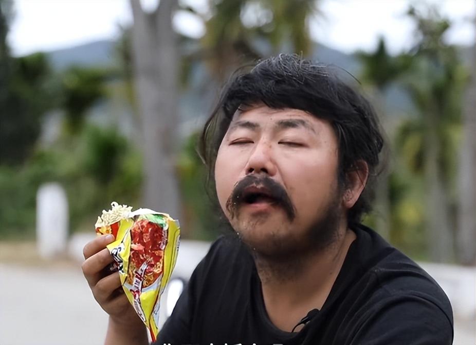 回顾跪地的巨人胡雷身残流浪20年靠拾废品捐款100万帮500孩子