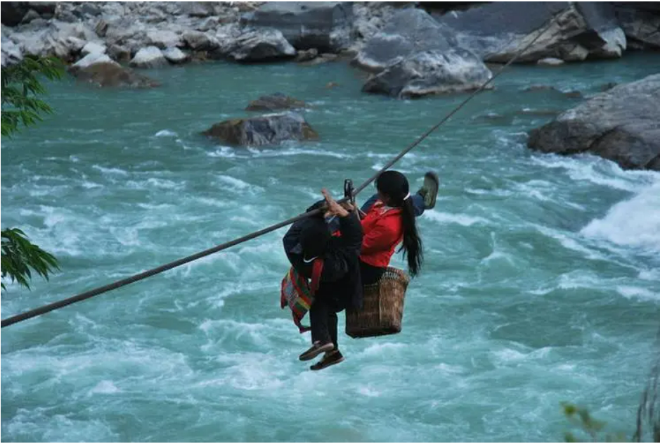 溜索女孩8岁溜索200米横渡怒江上学长大后做出意外选择