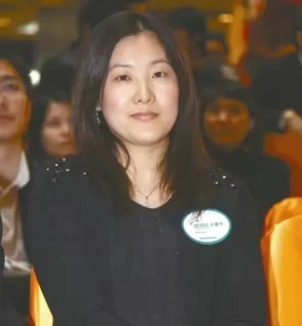 回顾伏明霞不顾父母反对24岁嫁50岁梁锦松婚后五年生三胎