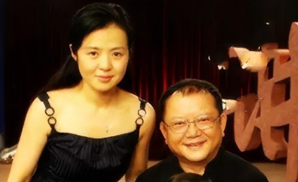 当初王刚在军区文工团期间,就认识了自己第一任妻子杜小娟,两个人郎才