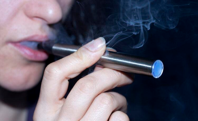 数遍"吸烟有害健康"的警告,但对于那些年头里烟不离手的老烟枪们来说