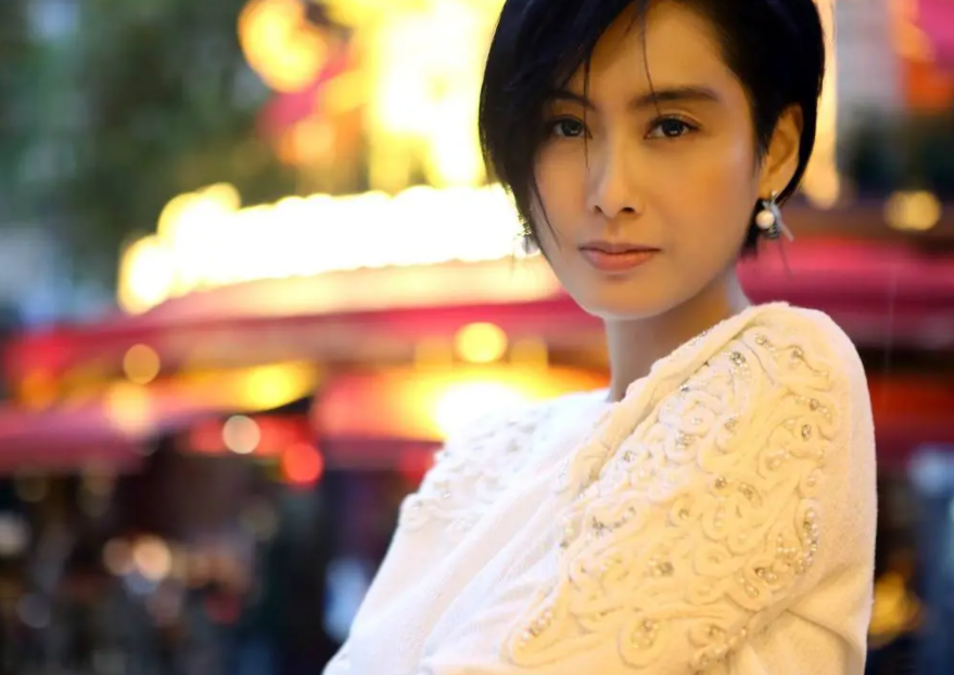 回顾52岁朱茵现状曝光住深山残屋开97年车自由自在