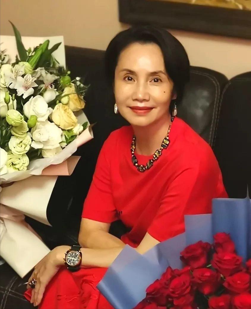 回顾央视主播徐俐带儿子再婚幸福儿子在结婚证上的留言让她泪目