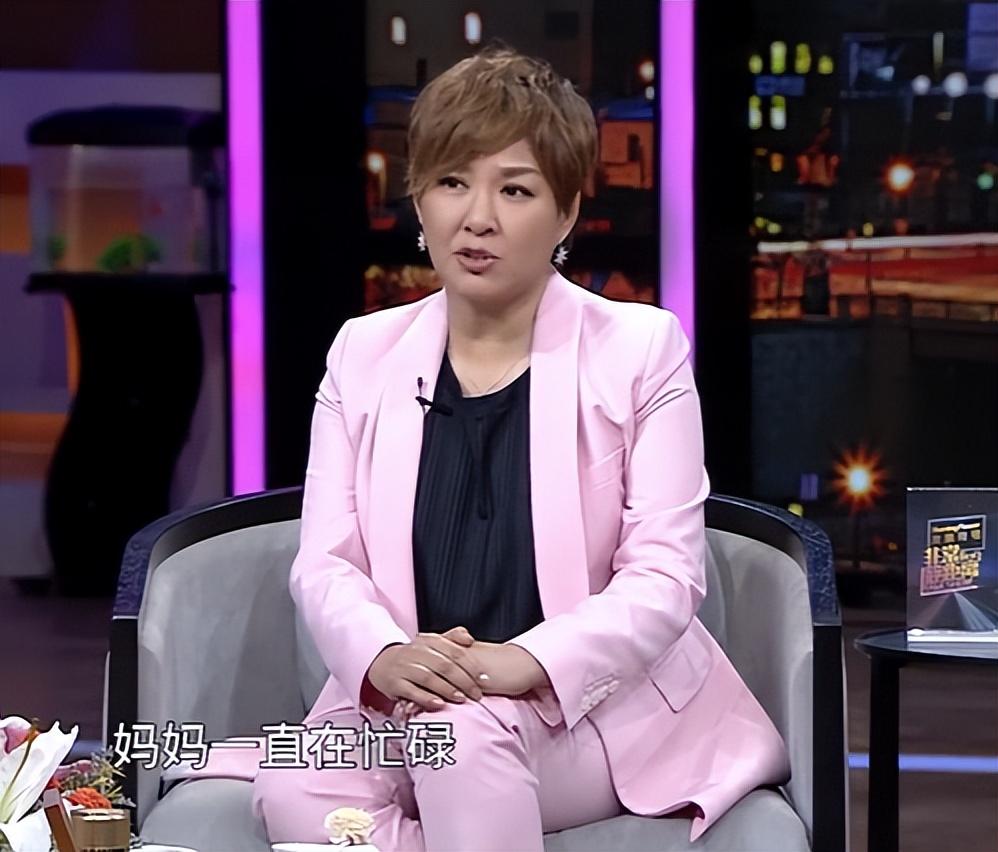 回顾毛晓彤刚出生被父亲抛弃妈妈借钱将她养大今父女关系如何