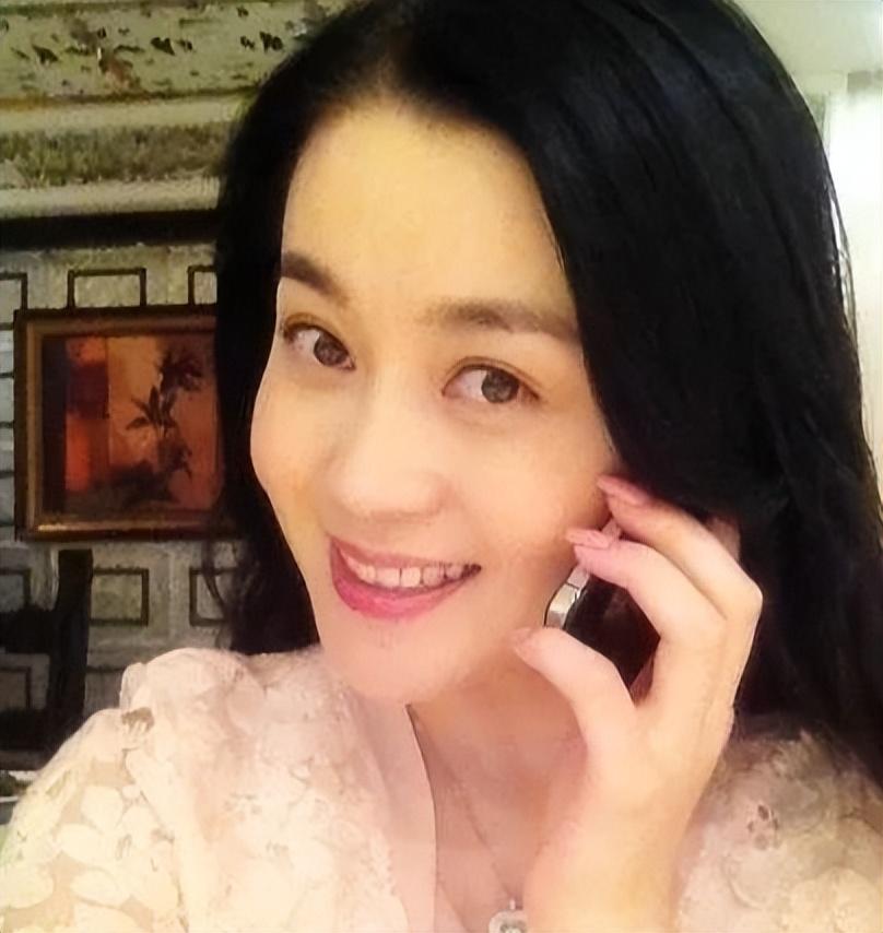 回顾关婷娜21岁跟随赵本山成名背后有艰辛40岁婚恋成难题