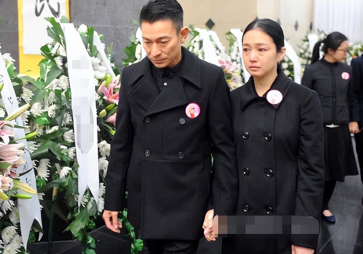 回顾豪门千金朱丽倩携亿万身家嫁给刘德华46岁高龄产子今怎样了