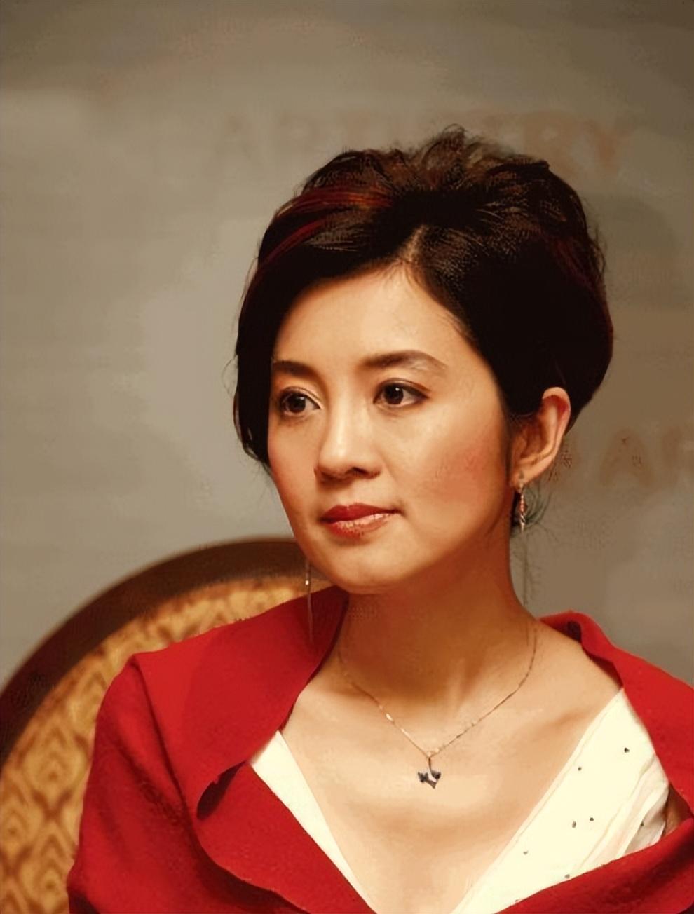 回顾主持人许戈辉事业巅峰离开央视嫁富商后与丈夫前妻如姐妹