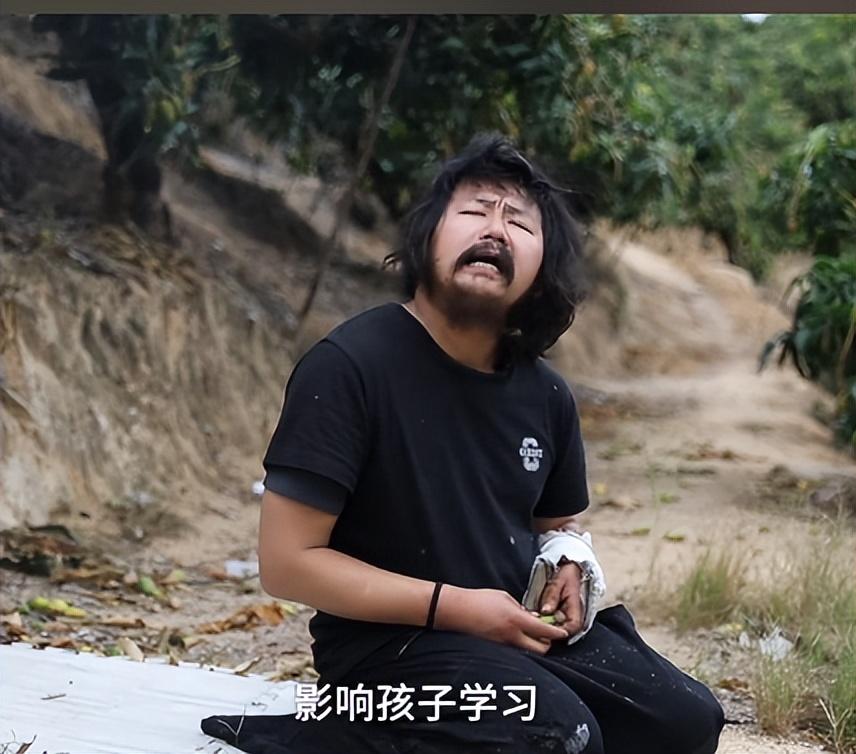 回顾跪地的巨人胡雷身残流浪20年靠拾废品捐款100万帮500孩子