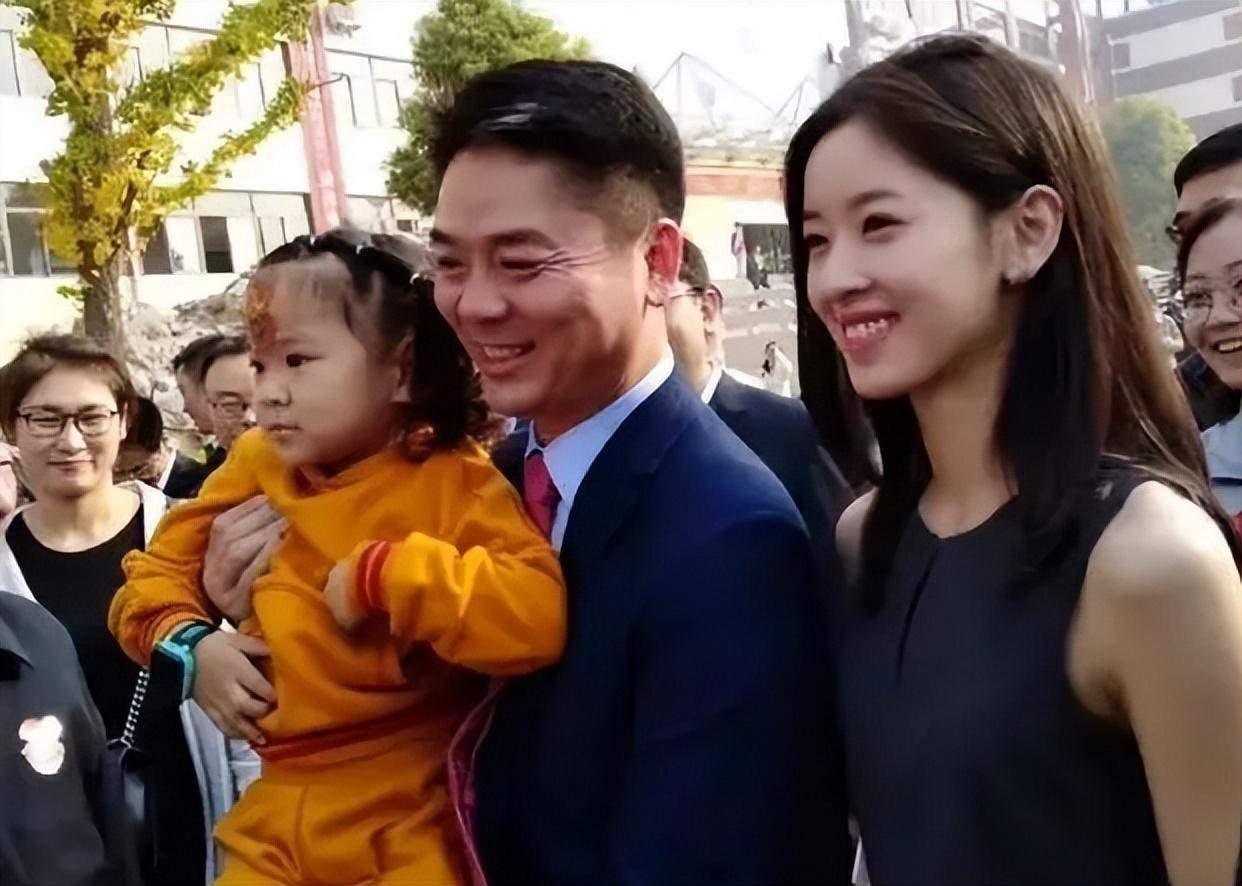 回顾刘强东把章泽天的女儿宠成公主前任生的儿子却是他一生的痛