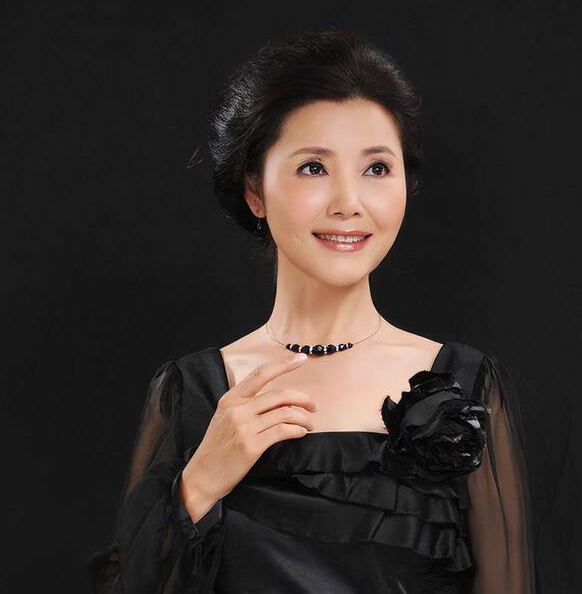 看了69岁姜黎黎打扮我悟了:不披发,衣合身,饰精,到老都优雅