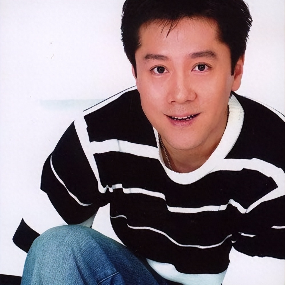 回顾蔡国庆:曾经拒绝那英,被圈外妻子苦追8年,如今儿子成骄傲