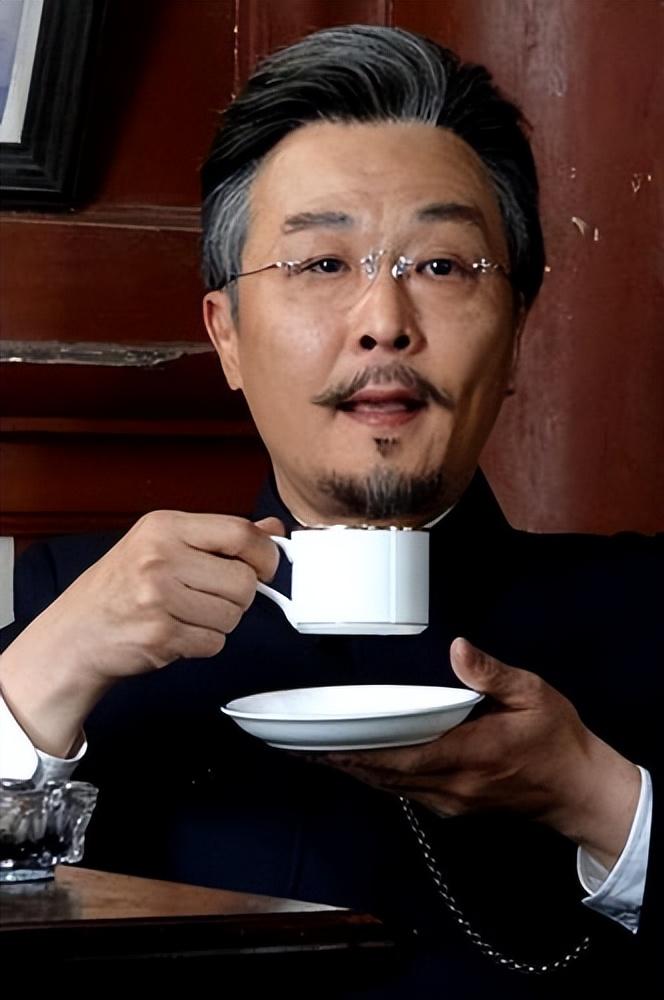 回顾钱波曾和妻子分居16年一生无儿无女现将狗狗当成孩子去养