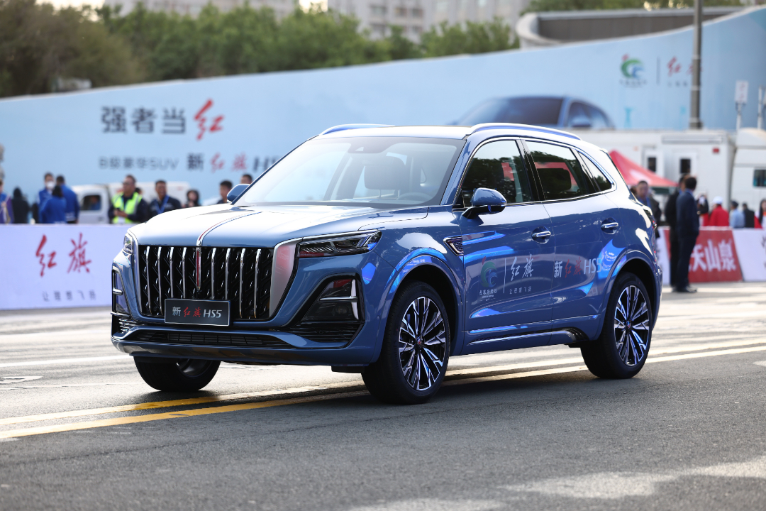 销量破50万辆!终身免费保修 坚甲车身,新红旗hs5"救了我一命"