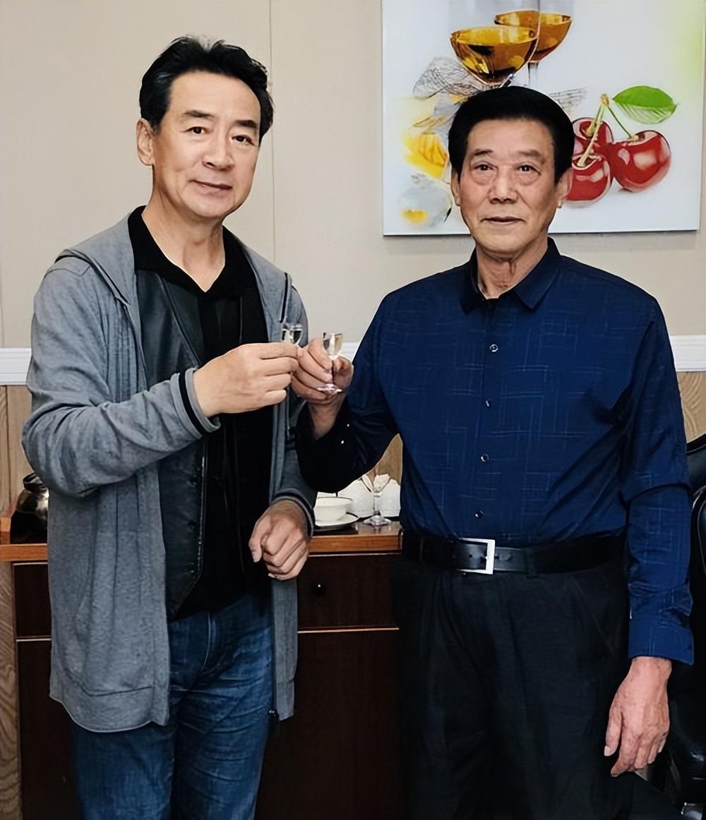 回顾69岁寇振海现状白发老态儿子上高中妻子风韵犹存