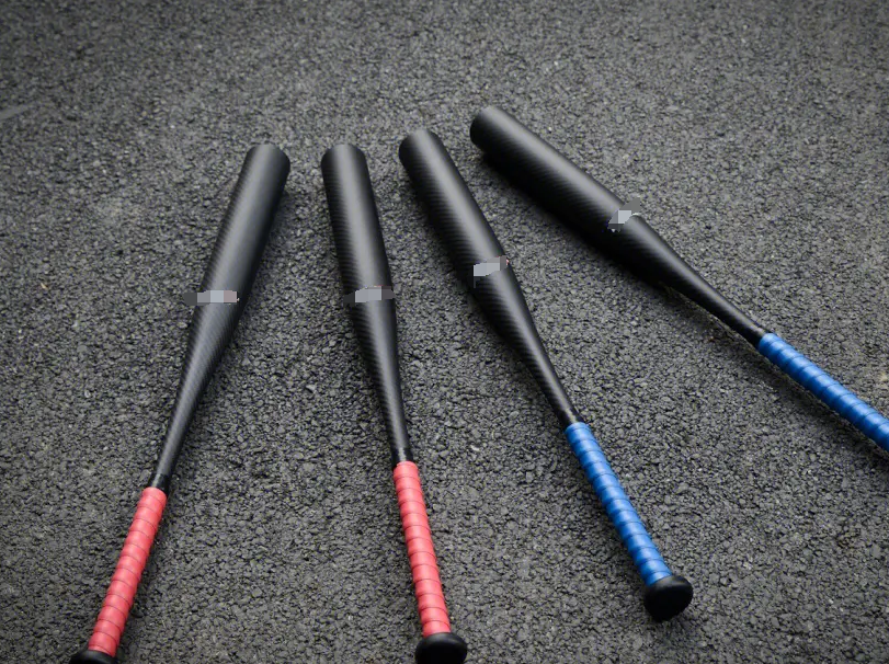 漆黑的停车场里一个身影快速靠近,此时心跳加速,手中的甩棍和棒球棍不