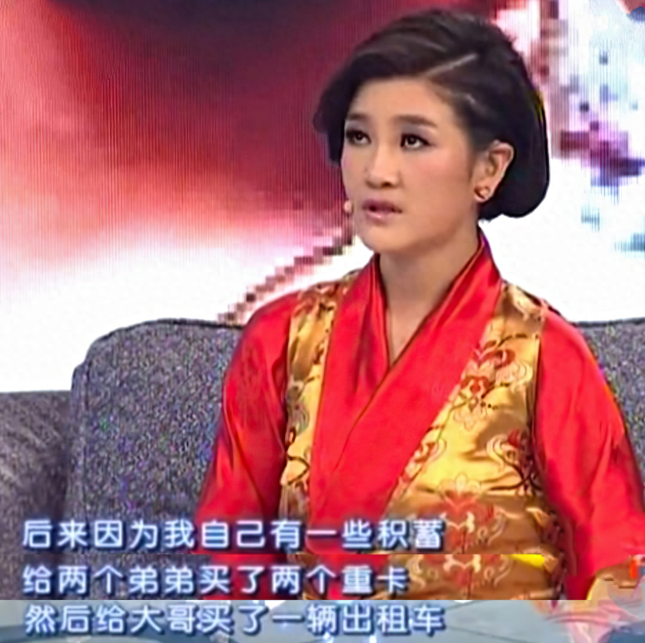 那天,朋友聚会结束后,降央卓玛一眼就被丁珍曲扎帅气的外表吸引.