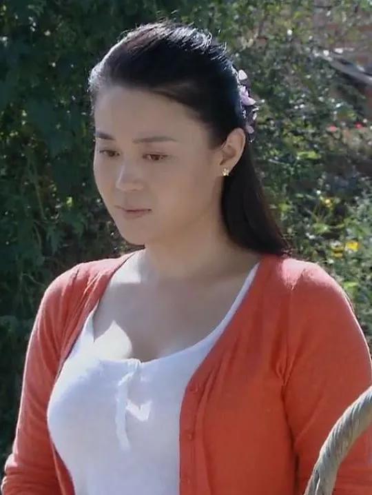 回顾关婷娜21岁跟随赵本山成名背后有艰辛40岁婚恋成难题