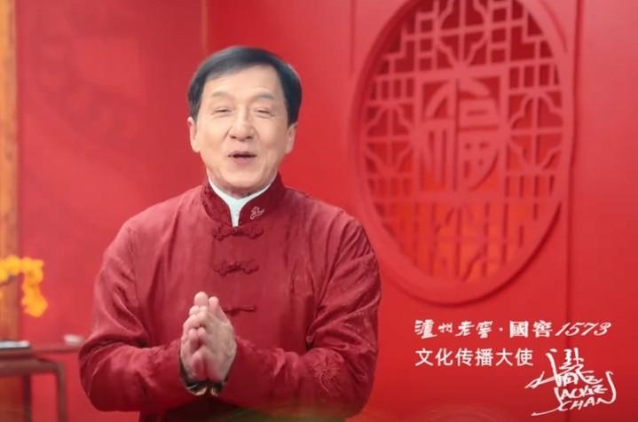 70岁成龙现身参加活动头发花白尽显老态大家的偶像确实老了