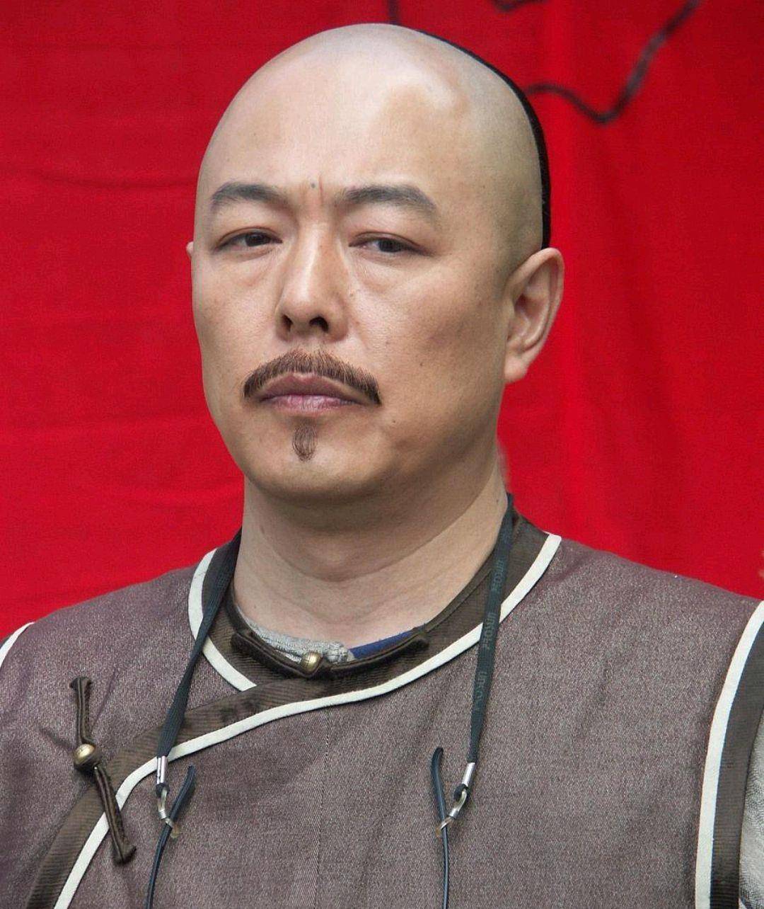 回顾张铁林老年得到惩罚做手术依靠轮椅活动至今独身一人