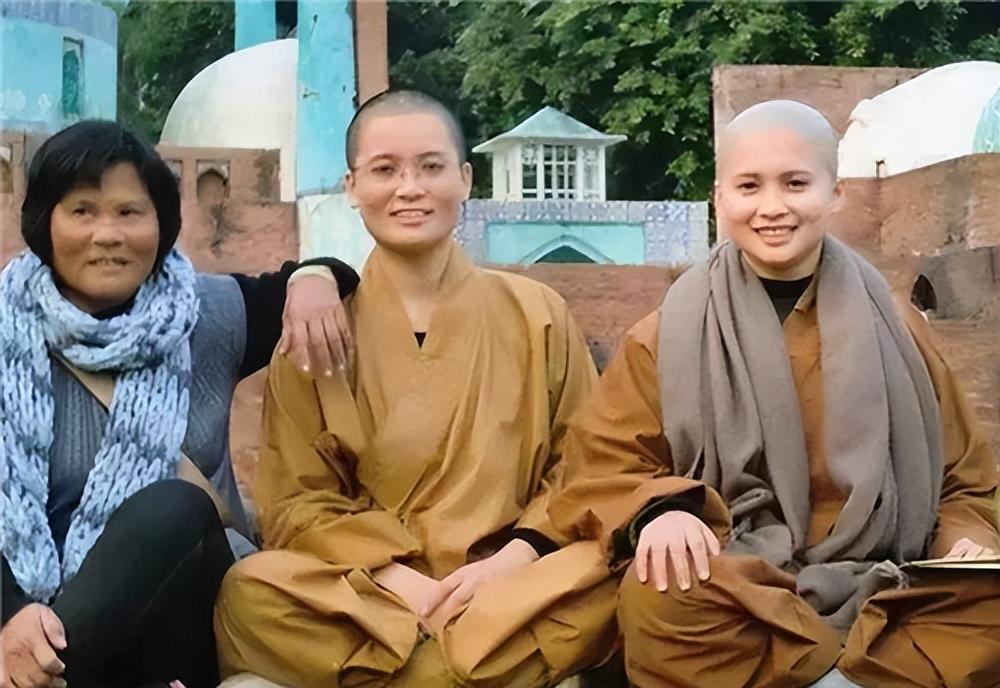 回顾李娜出家老母亲含泪陪她住寺庙如今她们过得怎样