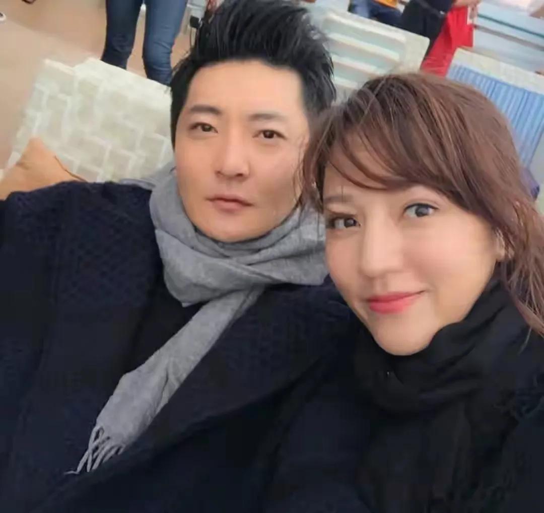 "鲍莉自豪的回答:"我老公,是个有担当有责任心的人,和苏明成不