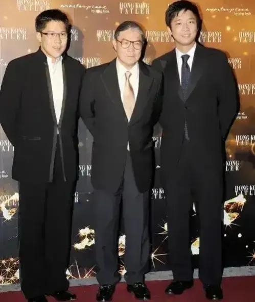 现如今霍震霆已经77岁了,虽然满头白发但还是风度翩翩,依稀还是当年