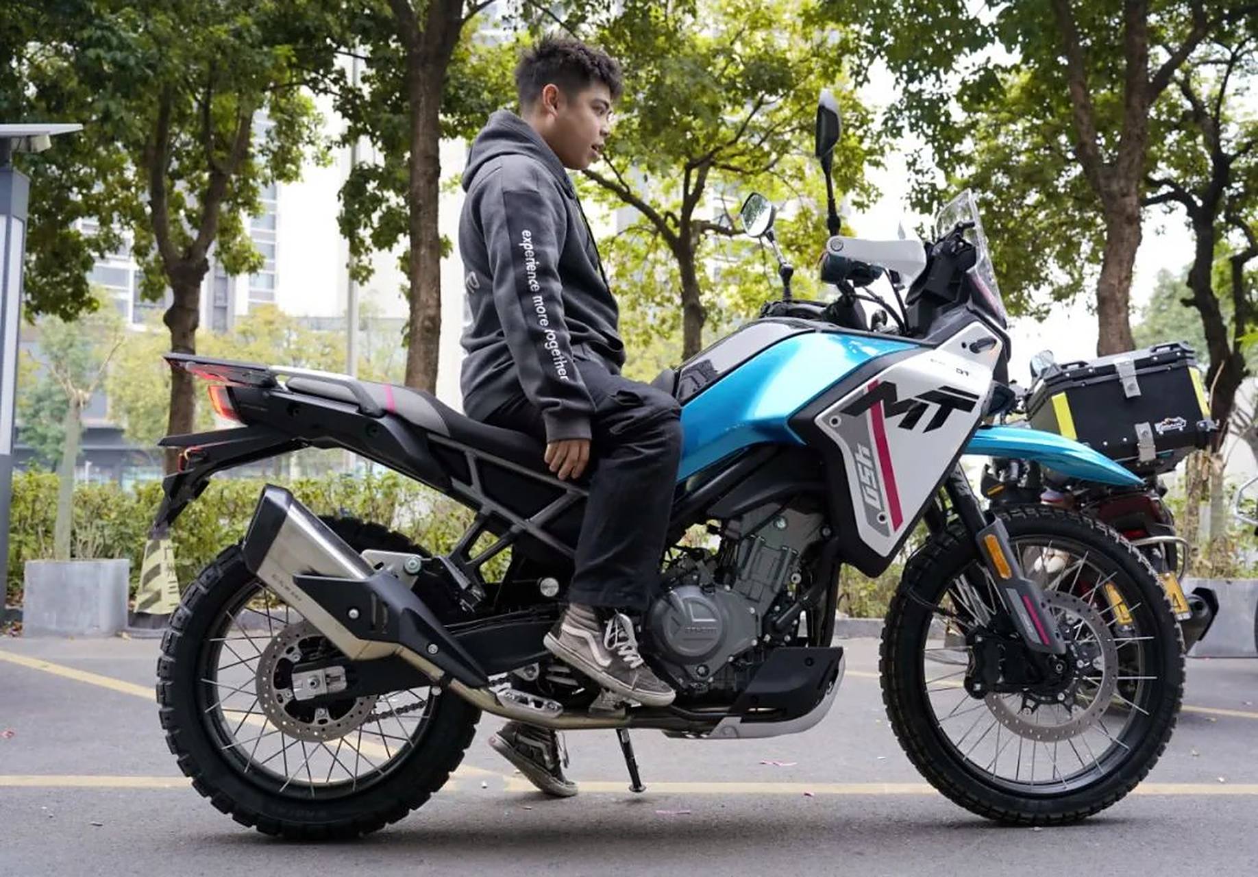 达摩院拍车团队探店春风4.0旗舰店,实拍全新硬派轻拉力450mt.