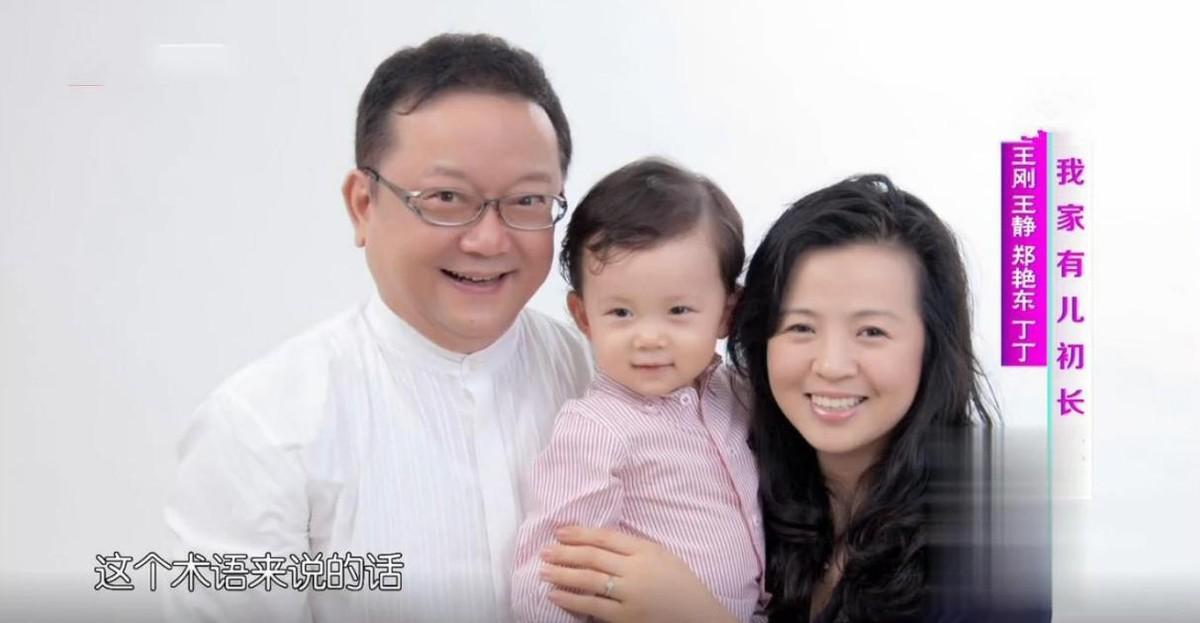 当初王刚在军区文工团期间,就认识了自己第一任妻子杜小娟,两个人郎才