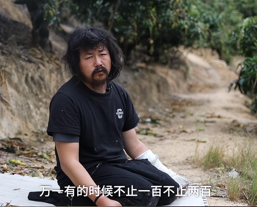 回顾跪地的巨人胡雷身残流浪20年靠拾废品捐款100万帮500孩子