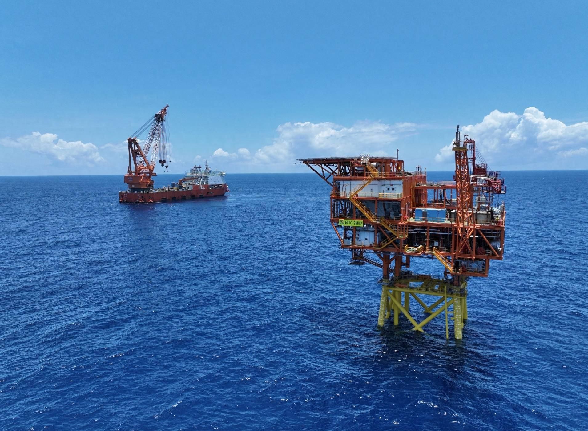 中国刚发现超级油田,菲律宾就喊人去南海开采,使馆发出重要信号