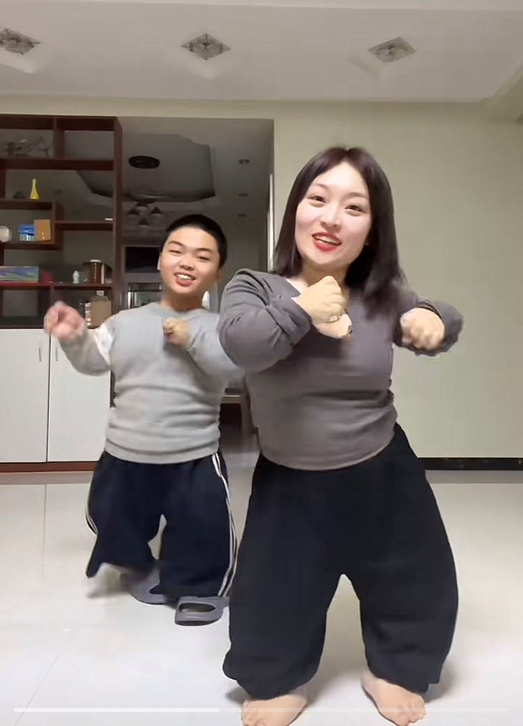 李会娟的母亲小花是个矮个子,只有1米高,她从小就患有侏儒症.