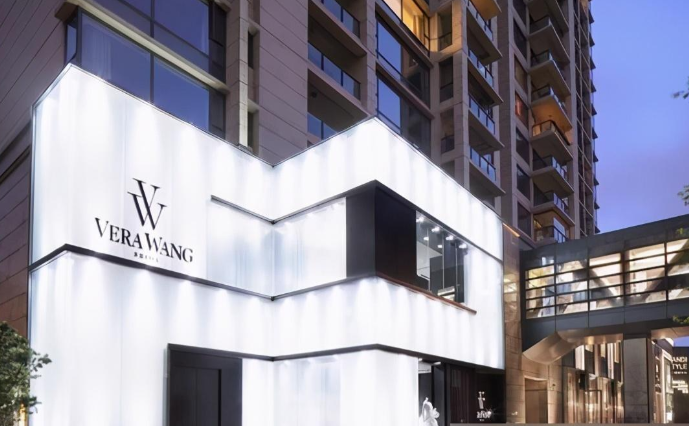 回顾时尚魔女王薇薇63岁离婚转身爱上小36岁世界冠军怎样了