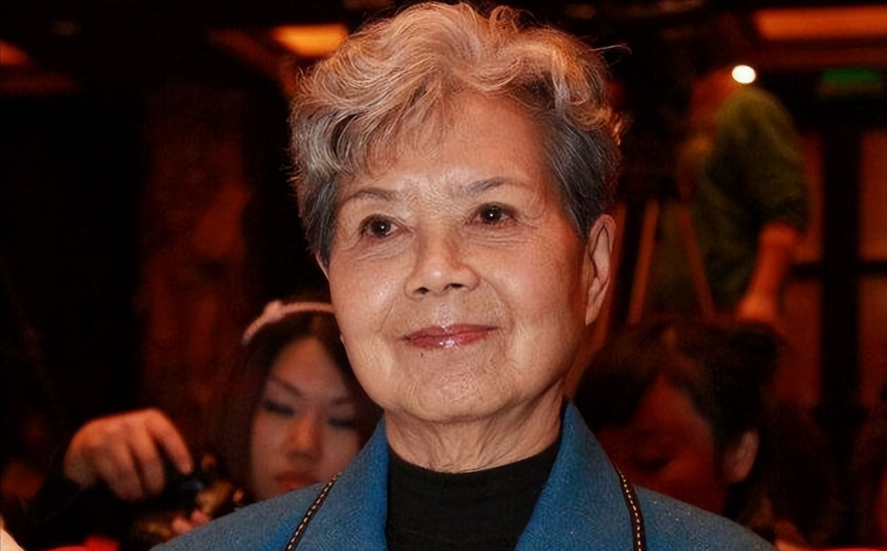 回顾中国首位电视播音员沈力丈夫去世嫁初恋临终前直言愧对儿子