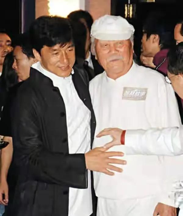 回顾成龙同父异母的大哥73岁见成龙一面直言不要弟弟一分钱