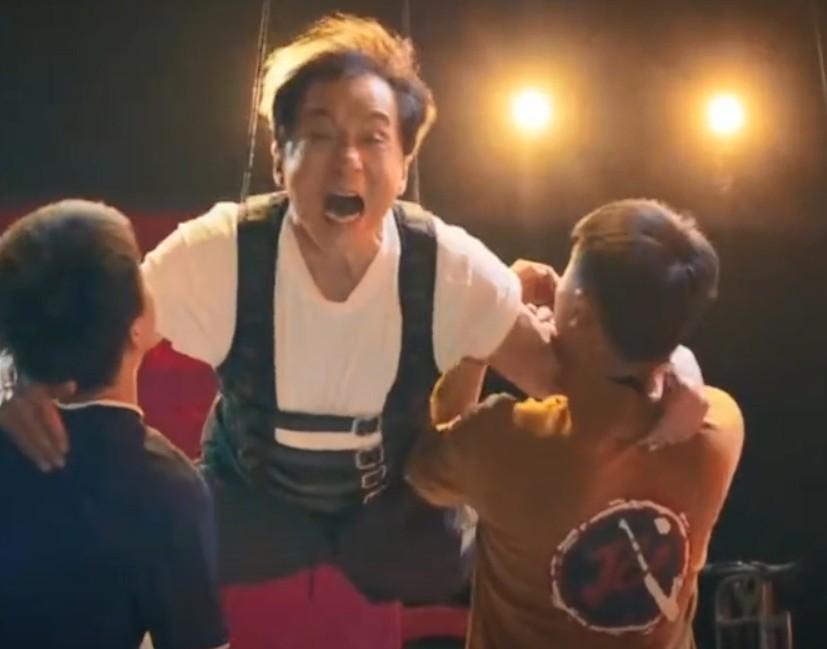 70岁成龙现身参加活动头发花白尽显老态大家的偶像确实老了