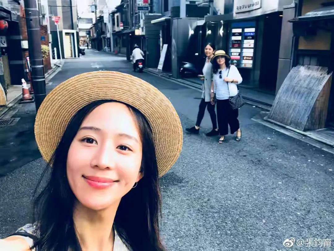 张钧甯本科毕业于台北大学法律系,之后又考入台中央大学硕士班,闭关