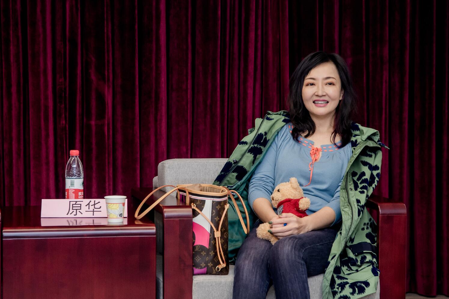 当时原华看到前夫结婚的消息时,内心猛地颤了一下.