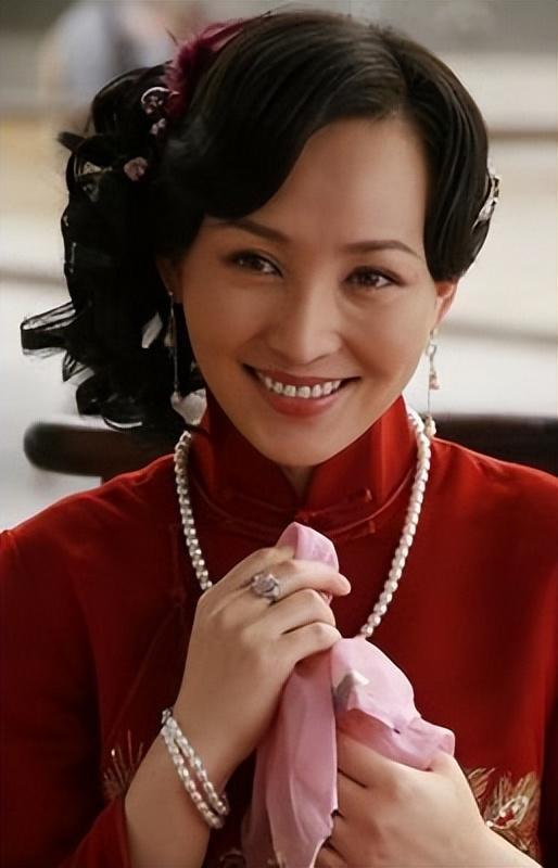 回顾岳丽娜:19岁跟郭靖宇私奔,后地下室连生三胎,丈夫亲手捧红她