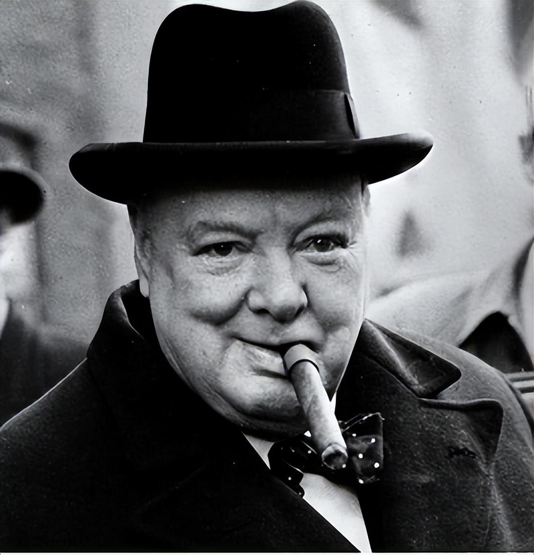 记者,大约就是在加勒比的某片海滩之上吧,丘吉尔彻底爱上了哈瓦那雪茄