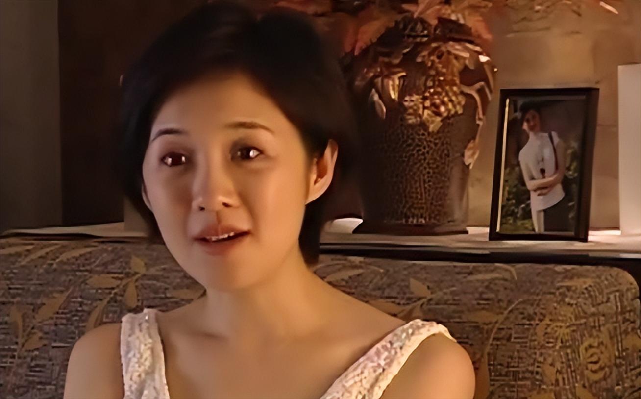 回顾主持人许戈辉事业巅峰离开央视嫁富商后与丈夫前妻如姐妹