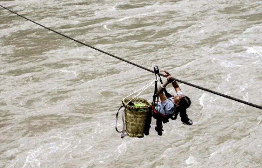 溜索女孩8岁溜索200米横渡怒江上学长大后做出意外选择