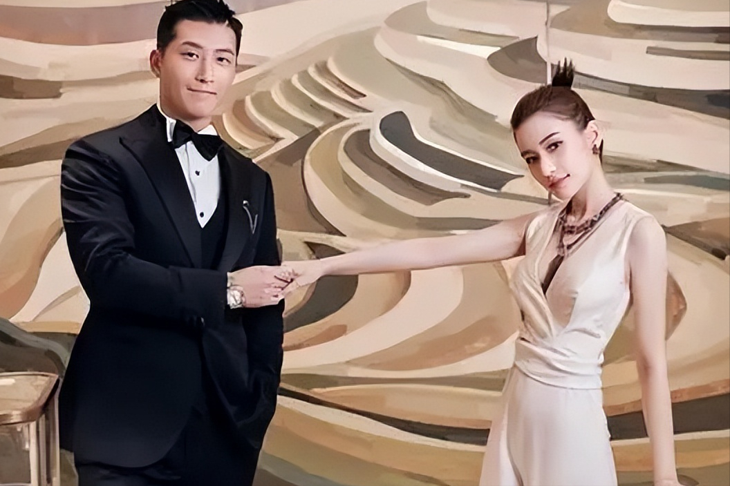 回顾窦骁何超莲婚后合体亮相,女方脸色比较差,此前曾被传婚变