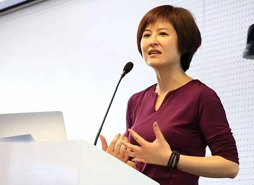 回顾央视著名主持人张泉灵嫁大18岁丈夫红火时辞职现怎样了