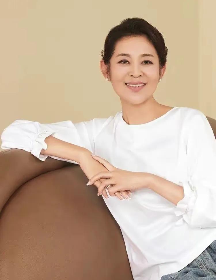 回顾倪萍一生五段感情三次婚姻用十年时间见证母爱的伟大