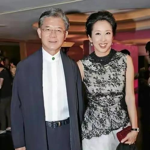 回顾朱玲玲的烦恼二儿子霍启山39岁未婚小儿子霍启仁游戏人间