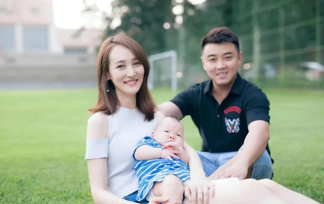 回顾闫博雅26岁嫁乒乓冠军王皓伺候生病婆婆为丈夫放弃梦想