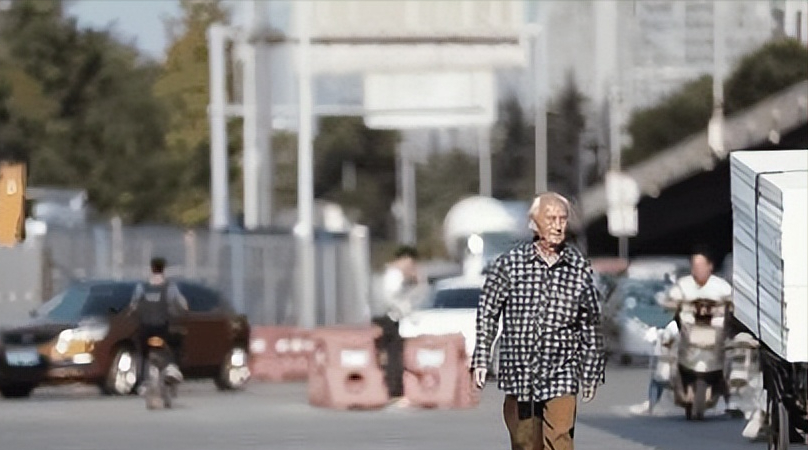 回顾91岁空巢老人与子女决裂选择做裸模一天挣280元自得其乐