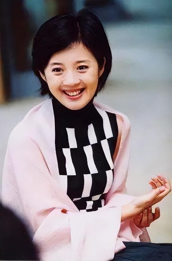回顾主持人许戈辉事业巅峰离开央视嫁富商后与丈夫前妻如姐妹